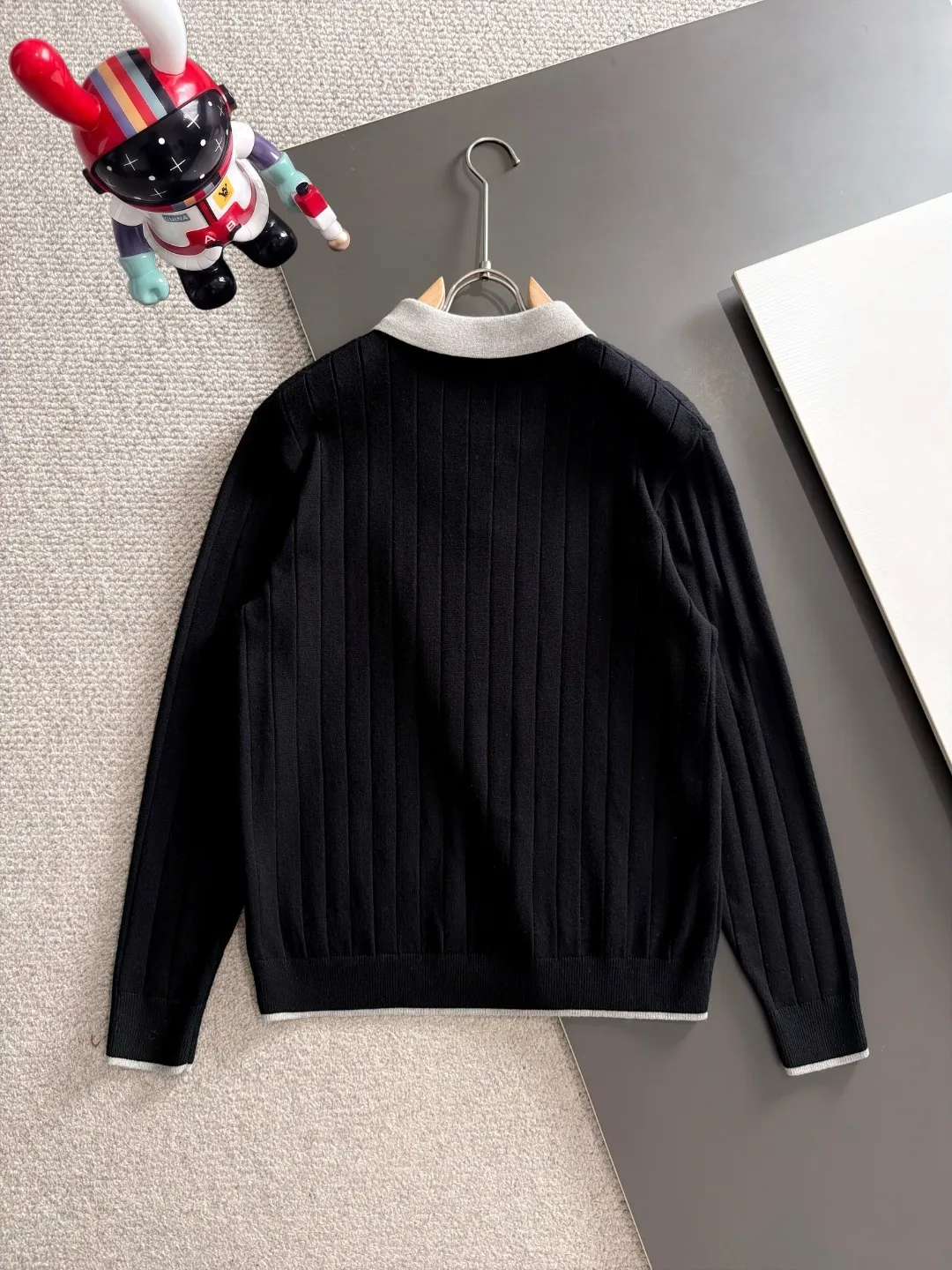 Next day shipping P195 Balenciaga high quality 2026 autumn and winter official website latest sweater, on sale at the same time at the counter Hot Sale! Specially made of wool blended fabric. It feels comfortable and can be directly in contact with the skin. The logo badge is exquisitely embroidered, which is extremely eye-catching! The details highlight the fashionable charm of big brands. Exquisite workmanship. Three-dimensional cutting style. The wearing effect is invincible and handsome! All three standards are complete! Sizes:M-3XL